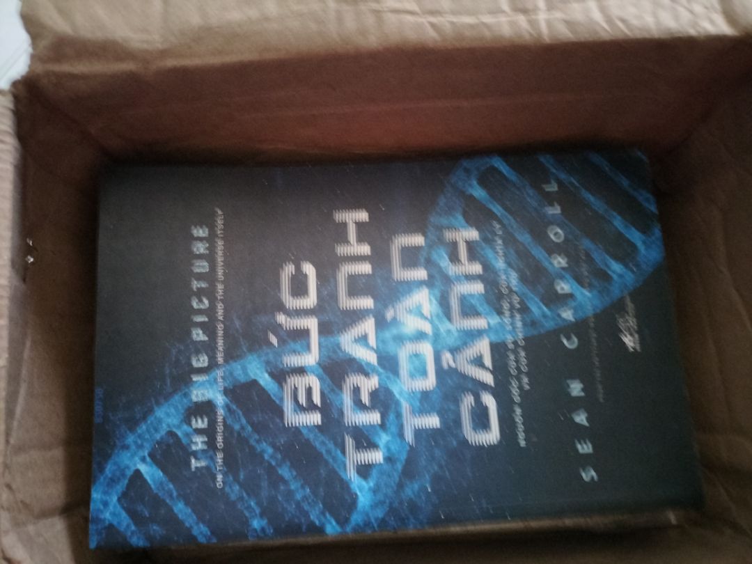 Buồn nhẹ Tiki vì sách móp méo thế này nha. Các quyển sách khoa học thường thức có tham vọng thế này luôn được chào đón, đặc biệt là chúng đến từ các góc nhìn của các tác giả với lĩnh vực khác nhau, họ sẽ giải thích con đường hình thành - vũ trụ, Trái Đất, sự sống, tiến hoá, lịch sử loài người, cơ thể người, năng lượng,... với một lăng kính độc đáo. Đây là một quyển sách như vậy.