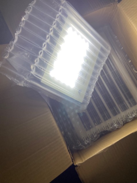 Đóng gói ok. Đèn sáng ok. Pin mặt kính khung nhôm ok. Remote cũng ok. 5sao