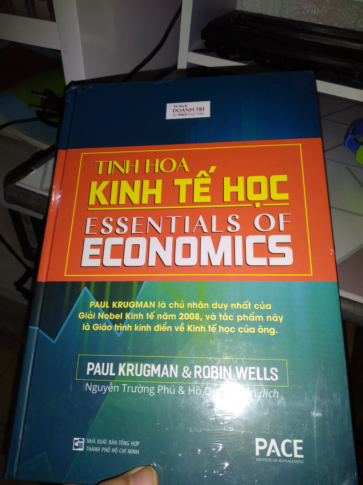 Sách cực đẹp, in màu. Những kiến thức kinh tế cơ bản được trình bày dễ hiểu, có ví dụ minh hoạ sinh động. Số tiền bỏ ra quá rẻ cho một lượng kiến thức như thế này. Cảm ơn PACE, cảm ơn Tiki. Sách cực đẹp, in màu. Những kiến thức kinh tế cơ bản được trình bày dễ hiểu, có ví dụ minh hoạ sinh động. Số tiền bỏ ra quá rẻ cho một lượng kiến thức như thế này. Cảm ơn PACE, cảm ơn Tiki.
