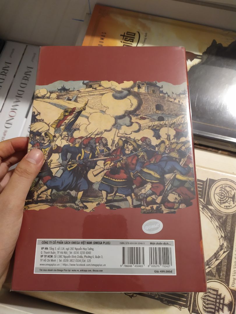Một ngày đẹp trời tiki sale còn 181k, đắn đo mãi rùi cũng hốt zề, dù đã có bản của Đông A. Sách dày, giấy nặng và còn rất mới. Yêu tiki.