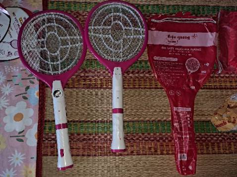 Cảm ơn Điện Quang vì 2 vợt muỗi chất lượng. Mình sẽ đặt thêm 2 cái nữa.
Test 2 LED đèn pin và đèn chiếu sáng OK. Vợt muỗi kêu to, muỗi chết. Chuôi đèn pin sạc chắc chắn. Công tắc trượt của đèn chiếu sáng trên thân và công tắc vợt muỗi/off/đèn pin tốt, chắc chắn, êm. 10 điểm cho sản phẩm.