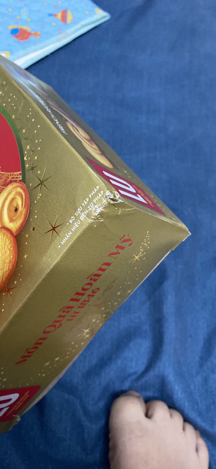 Mua hộp bánh tầm này thì ít ra cũng phải hiểu ngta mang đi biếu tết hoặc bày tết chứ. Mà gói cái hộp bánh để móp rách, trông cũ nát thế này thì biếu ai? Bày biện gì