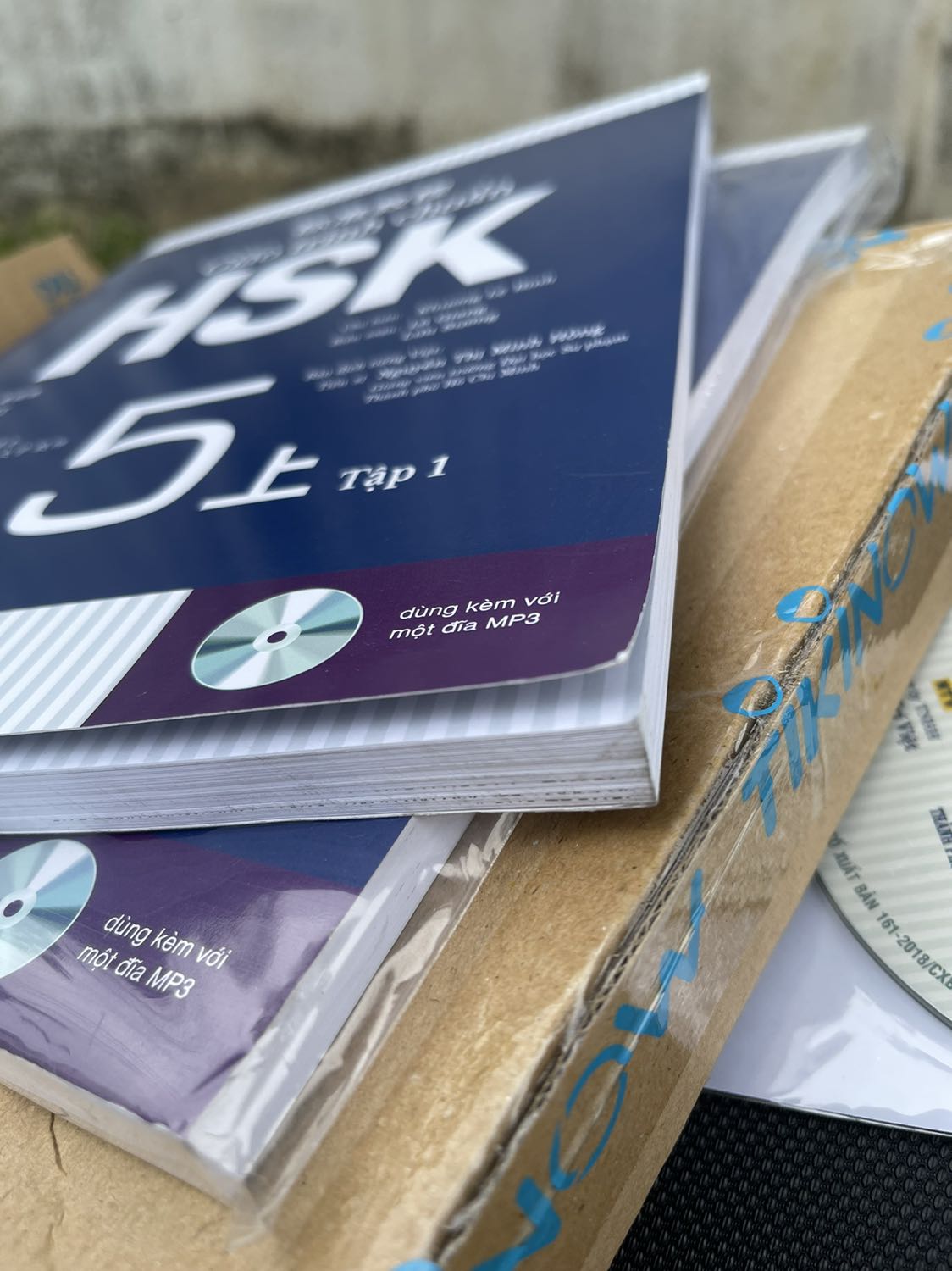 nói về ưu điểm trước :
1.Giao nhanh
2.Nhân viên giao hàng tận tình nhiệt huyết 
Nhược: 
2 quyển 1 quyển bao lại 1 quyển k bao
quyển bao rất sạch sẽ quyển k bao *** dính bùn đất gì ấy 
Tóm lại mua lần 1 HSK-6  chất lượng ok
lần 2 thất vọng vì cách bao bọc của shop ntn
