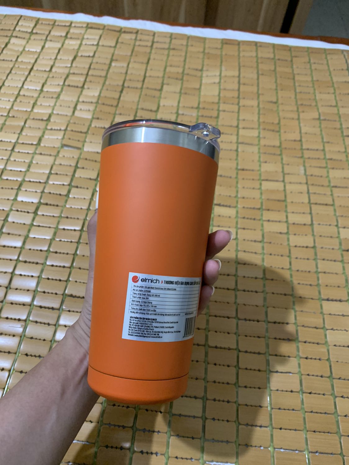 Đã dùng 1 cái màu đen 4 năm, giờ lại mua tiếp là biết chất lượng ra sao nha mng.
Mỗi tội đặt màu đen mà shop gọi điện báo còn mỗi màu cam😭
Trước mình mua có kèm túi vải có quai treo cốc, mà lần này mua ko thấy có thì ko biết là vì sao.