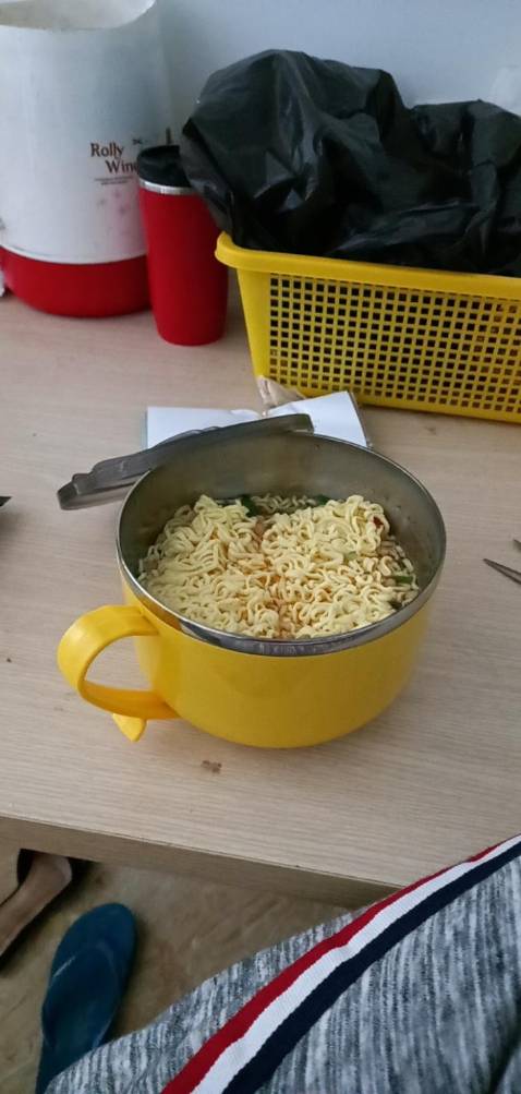 Ca to lắm luôn, có thể đựng tận 2 gói mì, k ngờ là to đến z lun á....