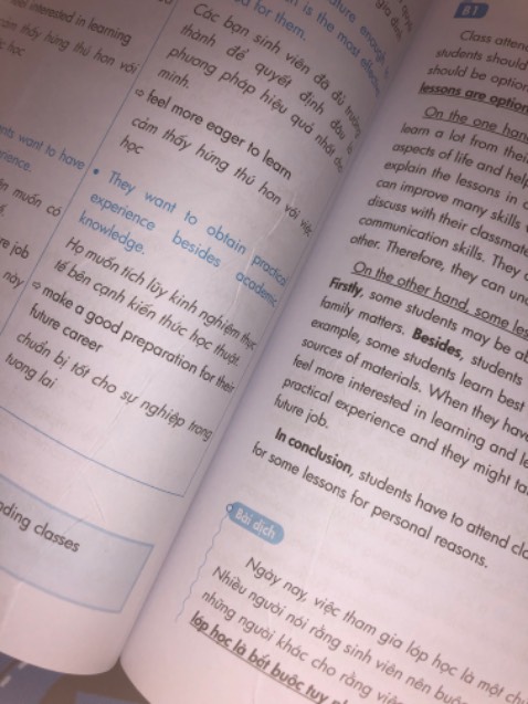 Sách thì khá ok, các chủ đề dễ hiểu, giao nhanh. Lần trước mua cuốn B1 quá ok, nên mua thêm mà sách lại bị như thế, chắc cũng trên 10 trang như vậy, mình quý sách nên thấy nó nhăn nhăn cảm thấy rất khó chịu. Dù có sale cũng nên kiểm tra hàng, chứ lỗi vậy thất vọng lắm.