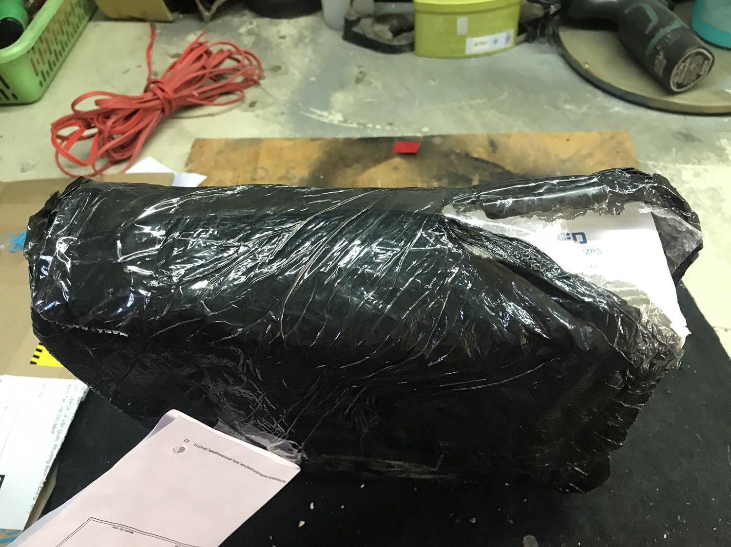 Bán thiếu sản phẩm mong shop giao đủ số lượng giúp mik , mik đặt 4 cái đèn mà shop chỉ giao có 3 mà vẫn tính tiền 4 sản phẩm yêu cầu shop giao lại đủ giúp mik