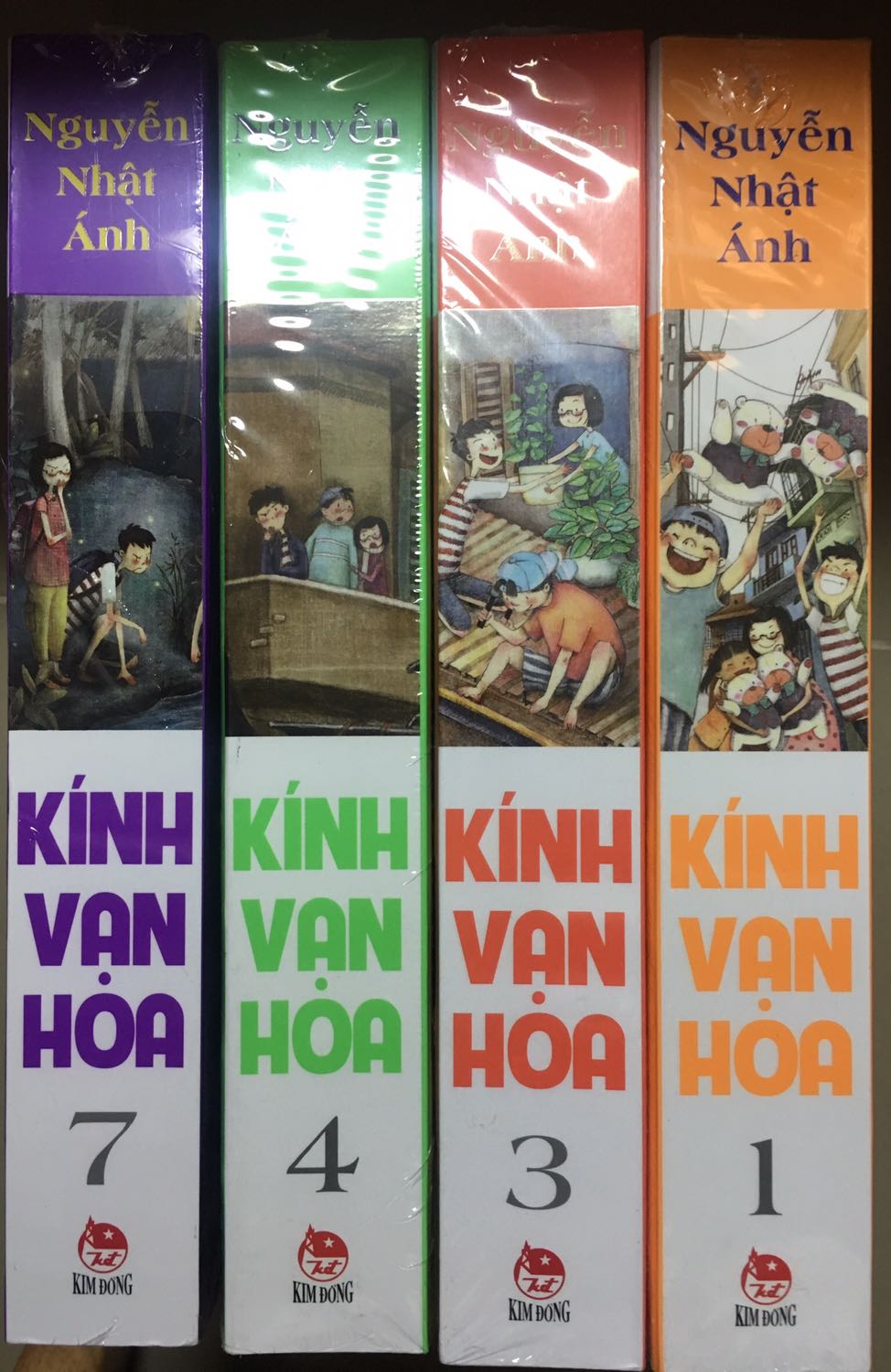 Sách được bọc màng, đóng gói ổn. Giao hàng nhanh, đặt hàng thứ 7 thì chủ nhật đã nhận được sách. Shipper giao hàng ở khu vực của mình lịch sự, vui vẻ!
