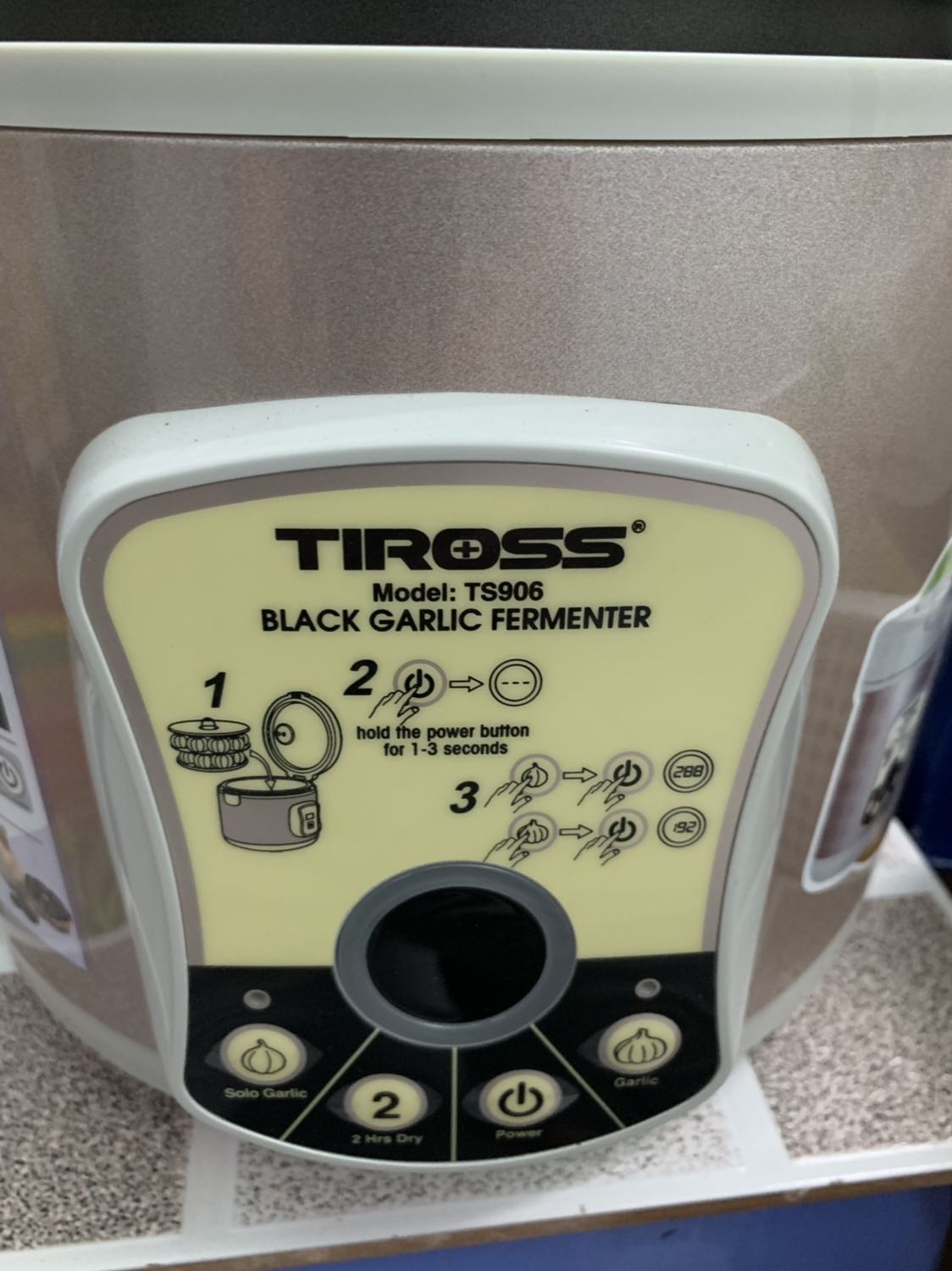 Mình mua Máy Làm Tỏi Đen Tiross TS906 - Màu Bạc - Hàng chính hãng của Tiki. Đã làm thử mẻ đầu tiên sau 12 ngày cho ra lò sản phẩm đúng là tỏi đen, khô, đen, và rất ngọt ( như hình). Không cần sấy khô 2h gì cả. Hiện đang làm mẻ thứ hai, hy vọng sẽ thành công. Mọi người nên mua sản phẩm này tại Tiki về dùng nếu như có nhu cầu dùng tỏi đen nhiều nhé. Rất kinh tế và an toàn.