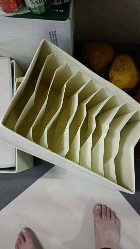 Hàng giao nhanh, đầy đủ. Hộp đựng bằng bìa nên có mùi bìa thôi chứ không quá hôi, hộp khá chắc chắn. Sản phẩm lần trước mình mua mã khác thì ko có nắp, mã lần này có nắp màng nilon chống bụi luôn - nhìn cũng đẹp

có điều vải mà có thể giặt đươc thì cho điểm 10, vải này chỉ có thể lấy khăn lau sơ sơ thôi ạ!