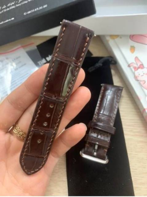 hộp đựng giấy cứng chắc chắn , da cực kỳ mềm và ôm tay , 2 mép dây dày , có thêm dụng cụ tháo chốt , rất xứng đáng để mua , 5 sao 🤟🤟🤣 , hơi tiếc là mik quên dặn shop đục thêm lỗ :)) hộp đựng giấy cứng chắc chắn , da cực kỳ mềm và ôm tay , 2 mép dây dày , có thêm dụng cụ tháo chốt , rất xứng đáng để mua , 5 sao 🤟🤟🤣 , hơi tiếc là mik quên dặn shop đục thêm lỗ :))