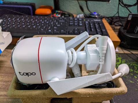 Sản phẩm đóng gói cản thận, tiki giao hàng khá nhanh. Về Camera cho hình ảnh khá, phần mềm Tapo hoạt động nhanh và ổn định, thông báo rất nhanh về điện thoại khi phát hiện người và chuyển động. Nhược điểm là Camera và điện thoại không kết nối cùng mạng internet thì không tải xuống video đã lưu trên thẻ nhớ về được.