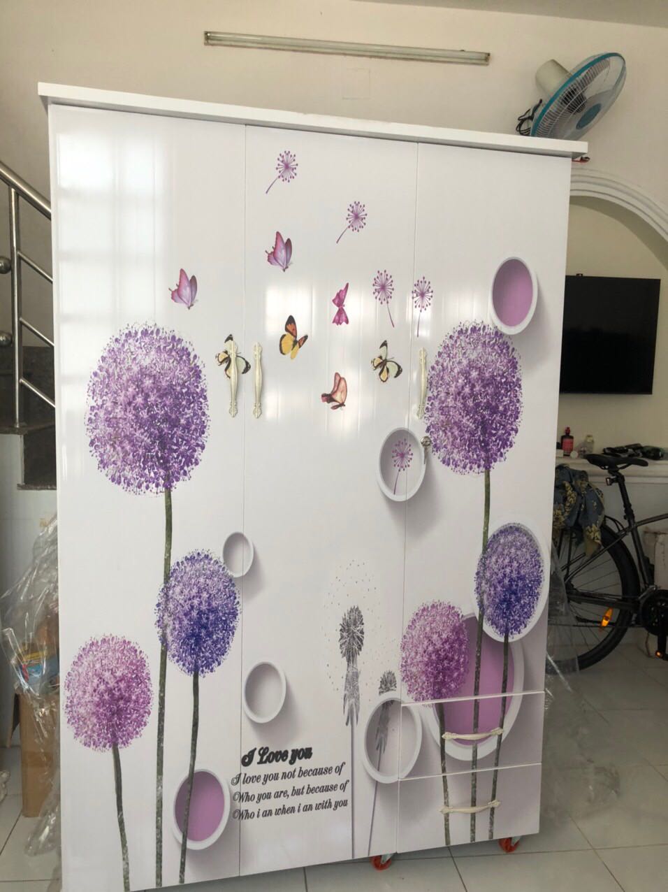 Giao hàng lâu do shop giao nhầm cho khách khác, đã báo lại sau khi thấy đơn hàng đã được báo giao thành công trên Tiki, sau đó shop đã khắc phục giao vào sáng hôm sau. Tủ đẹp nhưng phải đưa lên lầu 1 nên chồng mình phải tự tháo ra và lắp lại