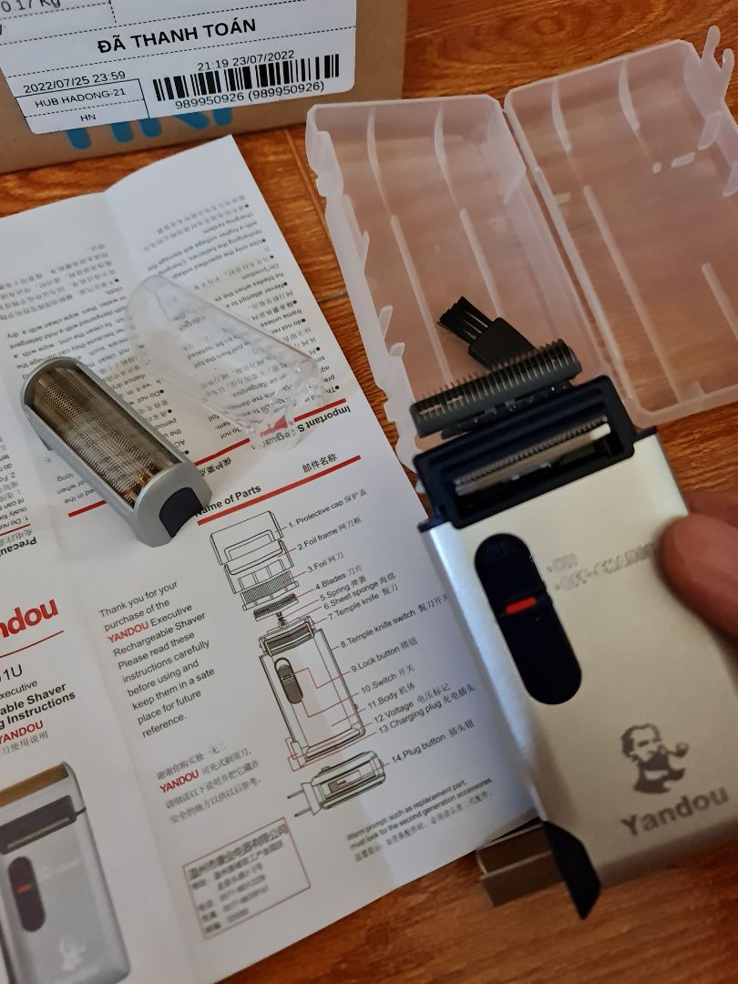 Một chiếc máy cạo râu rất tiện dùng và okay, từ ngày mua về, cũng đã cạo 2-3 lần rồi. Mình vẫn đang sử dụng pin sẵn có còn theo máy, chưa cắm sạc, nhưng đã 1 tuần vẫn chạy mượt, lưỡi dao cạo sắc bén, có dùng thêm bọt cạo râu khi dùng với máy, cảm giác da mịn sau khi cạo. cũng rất sạch, đã ko còn cảm giác khi cố gắng cạo bằng dao cạo nữa rồi, dùng mấy cái dao cạo 1 lần, thì chỉ 1-2 lần là còn sắc bén thôi, chứ nếu k thay lưỡi thì chịu, ko sạch được. với máy này thì okay. Nguyên đai nguyên hộp như ảnh nhé các bạn. Có hướng dẫn sử dụng tiếng anh và tiếng trung. Ngoài hộp giấy còn 01 hộp nhựa, có thể đảm bảo cầm máy đi du lịch, đi xa được. Với mức giá thành như này, ổn áp rồi, hy vọng sẽ sử dụng được lâu và bền. Thời điểm mình mua là giá 87k. Các bạn có thể xem thêm review từ mình cho các sản phẩm khác ở trang cá nhân tiki https://tiki.vn/feed/profile/21579466*** nhé.