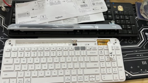 Giao hàng đúng hẹn. 
Shop đóng gói cẩn thận.
Vừa đập hộp dùng đc chút nên chưa comment đc về độ bền nhưng của Logi thì chắc không phải lăn tăn.
Sử dụng: 
- bàn phím đầm tay, chắc chắn, gõ không bị trôi. 
- trọng lượng so với kích thước không nhẹ tí nào, đem đi lại chắc cũng hơi mệt nhưng chắc do tính năng + thiết kế là không thể nhẹ hơn đc. 
- phím nhẹ, như bàn phím laptop nên ai đang dùng bàn phím cơ hoặc mấy phím cao, gõ nghe tạch tạch thì sẽ có cảm giác hẫng khi dùng bàn phím này; tiếng ồn không đáng kể, đỡ phiền xung quanh. 
- bàn phím hơi thấp, ai thích độ dốc cao hơn như mình sẽ cần lắp thêm giá đỡ hoặc kê cao thêm để dùng.
- bàn phím không khác bàn phím laptop + thêm đc bàn phím số rời tiện cho ai hay phải nhập liệu. Phím điều hướng cũng vì thế không tiện như bàn phím rời đi với máy để bàn thời xưa nhưng có thể khắc phục bằng cách chuyển đổi phím numlock để dùng.
- kết nối bluetooth và đầu nối rời ok. Hơi thiếu hướng dẫn nên loay hoay mất 1 lúc mới xong. 
Mình đang dùng bàn phím rời kiểu cũ sang cái này bị hẫng và không quen nhưng vẫn hài lòng với sp này. Giao hàng đúng hẹn. 
Shop đóng gói cẩn thận.
Vừa đập hộp dùng đc chút nên chưa comment đc về độ bền nhưng của Logi thì chắc không phải lăn tăn.
Sử dụng: 
- bàn phím đầm tay, chắc chắn, gõ không bị trôi. 
- trọng lượng so với kích thước không nhẹ tí nào, đem đi lại chắc cũng hơi mệt nhưng chắc do tính năng + thiết kế là không thể nhẹ hơn đc. 
- phím nhẹ, như bàn phím laptop nên ai đang dùng bàn phím cơ hoặc mấy phím cao, gõ nghe tạch tạch thì sẽ có cảm giác hẫng khi dùng bàn phím này; tiếng ồn không đáng kể, đỡ phiền xung quanh. 
- bàn phím hơi thấp, ai thích độ dốc cao hơn như mình sẽ cần lắp thêm giá đỡ hoặc kê cao thêm để dùng.
- bàn phím không khác bàn phím laptop + thêm đc bàn phím số rời tiện cho ai hay phải nhập liệu. Phím điều hướng cũng vì thế không tiện như bàn phím rời đi với máy để bàn thời xưa nhưng có thể khắc phục bằng cách chuyển đổi phím numlock để dùng.
- kết nối bluetooth và đầu nối rời ok. Hơi thiếu hướng dẫn nên loay hoay mất 1 lúc mới xong. 
Mình đang dùng bàn phím rời kiểu cũ sang cái này bị hẫng và không quen nhưng vẫn hài lòng với sp này.