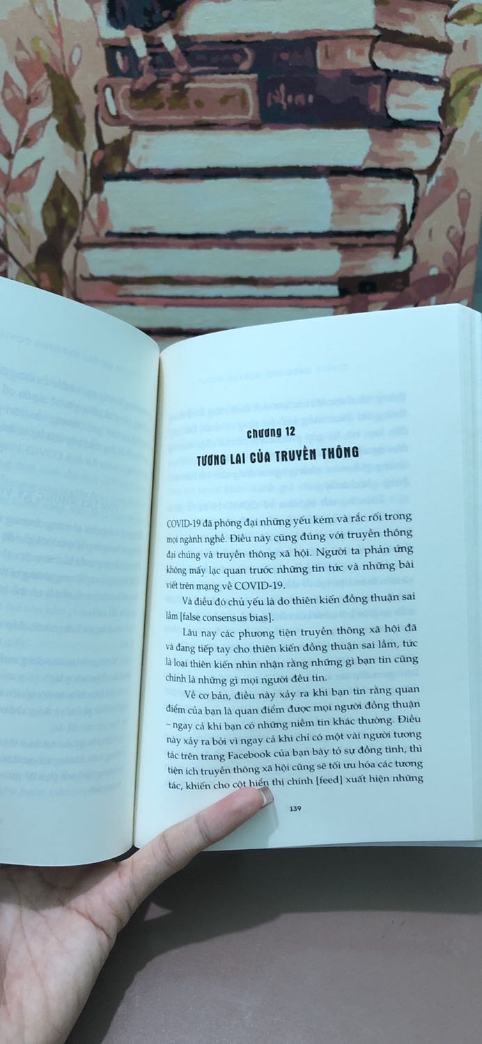 Cuốn này nói khách quan tương lai từng mảng sau dịch. Tuy dịch mới gần đây nhưng tác giả dự đoán khá đúng, cuốn này được xuất bản đầu năm 2020 nhưng đến năm nay nhìn lại những dự đoán của ông mình thấy khá ngỡ ngàng sao lại đúng vậy. Sách khá mỏng hơn 200 trang nên đọc khá nhanh nha mọi người, mình đọc 1 buổi gần hết nửa cuốn rồi. ☺️