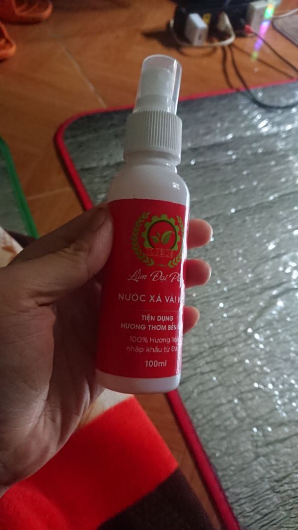 xịt thơm hương táo, hương lưu tầm 1/6 ngày giảm dần theo độ mới của chai, tìm loại màu vàng mà k có bán lẻ mua xài tạm. xịt thơm quần áo được