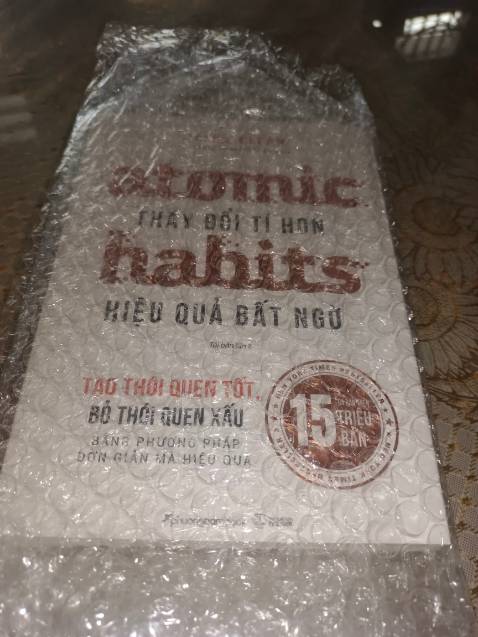 Nội dung sách ko phải bàn nhưng khâu đóng gói thực sự tệ. Mình trông ngóng hàng gần 1 tuần mà nhận hàng thì bóc seal thấy góc bị nhăn như hình r. Đọc đánh giá thấy rất nhiều người mua hàng cũng giống như mình nhưng mà Tiki vẫn chưa sửa đổi. 2 sao ạ