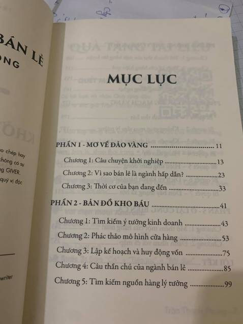 Mình tình cờ thấy cuốn sách ở trên trang ***. Lục lọi tìm kiếm ở trên Tiki và mua được với giá sale. Mặc dù mua dịch nhưng sách vẫn về rất nhanh và được đóng gọi rất cẩn thận. Về nội dung sách, mình cảm thấy sách viết rất chi tiết, cảm nhận được những dòng tâm sự của anh Phong rất thân thiện cứ như là đang nói chuyện, gặp mặt trực tiếp với anh vậy. Nội dung sách viết rất thực tế không bị lan man dài dòng như đa số những cuốn sách dạy về kinh tế, kinh doanh khác. Từ cách tìm ra ý tưởng, lên kế hoạch kinh doanh, huy động vốn, thu hút khách hàng hay mở thêm cửa hàng mới đều được anh Phong chia sẻ ở trong đây. Cuốn sách này đã làm mình thay đổi nhận thức về những của hàng bán lẻ. Nếu có cơ hội sau này, mình hi vọng 1 lần được gặp trực tiếp và giao lưu với anh Phong về những vấn đề trong kinh doanh còn vướng mắc.