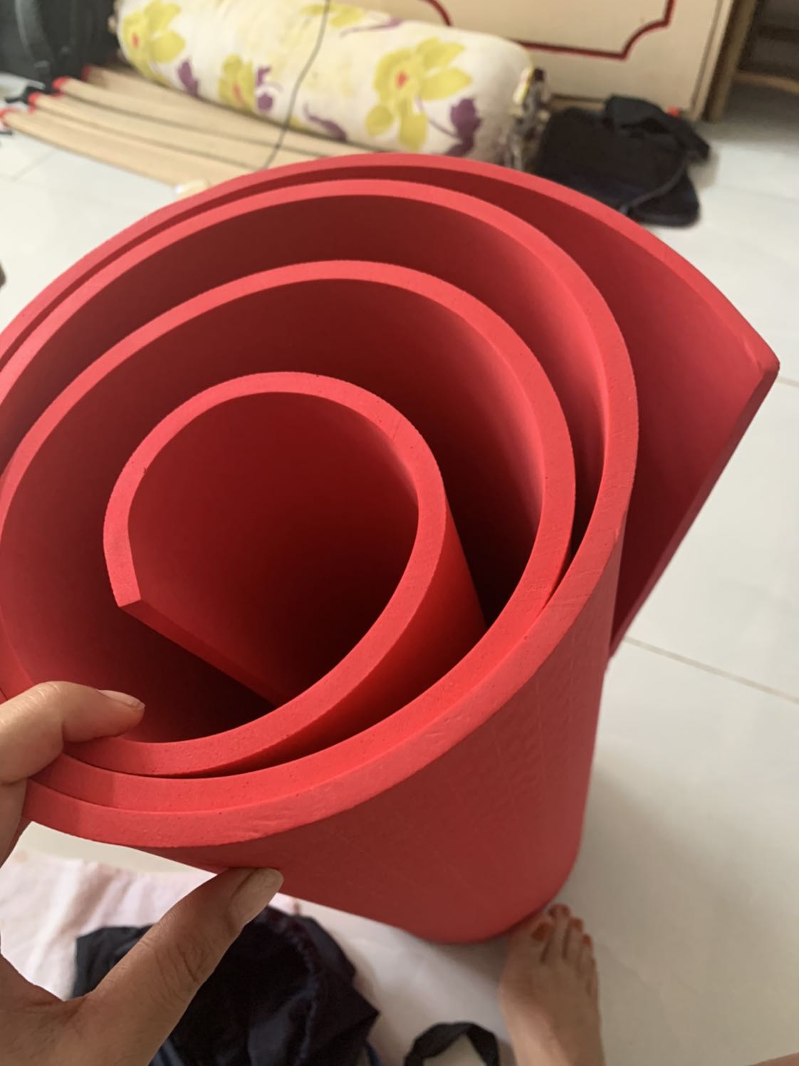 Thảm hoàn toàn không giống như trong hình, từ chất lượng cho tới chất liệu, màu sắc, đến cái không quan trọng lắm là túi đựng thảm. Quá tệ, k thể tin tưởng ở tiki nhiều nữa. Sẽ cân nhắc có nên mua hàng ở trên này nữa ko, và sẽ nhắc nhở mọi ng quen để k bị *** như thế này nữa.