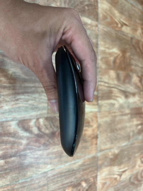 Sản phẩm có kiểu dáng đẹp, mảnh, gọn… Di chuột rất êm, mượt và điện dùng khá trâu… Thật sự cảm thấy rất ưng ý vì sau gần 10 ngày sử dụng mà vẫn chưa hết điện - đúng như shop quảng cáo. Có lẽ do laptop của mình dỏm nên vẫn chưa kết nối được với chuột qua dạng bluetooth, nhưng thôi, sẽ mò sau. 
Rất sẵn lòng ủng hộ shop cho đợt khuyến mãi tương tự…