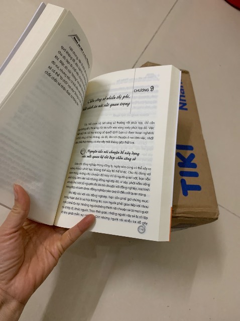 Sách in bằng giấy Ford màu kem nên không bị chói lóa khi đọc.
Sách gửi từ Sài Gòn n thời gian giao khá nhanh.
Shipper thân thiện.
M luôn ưu tiên mua sách ở Tiki.