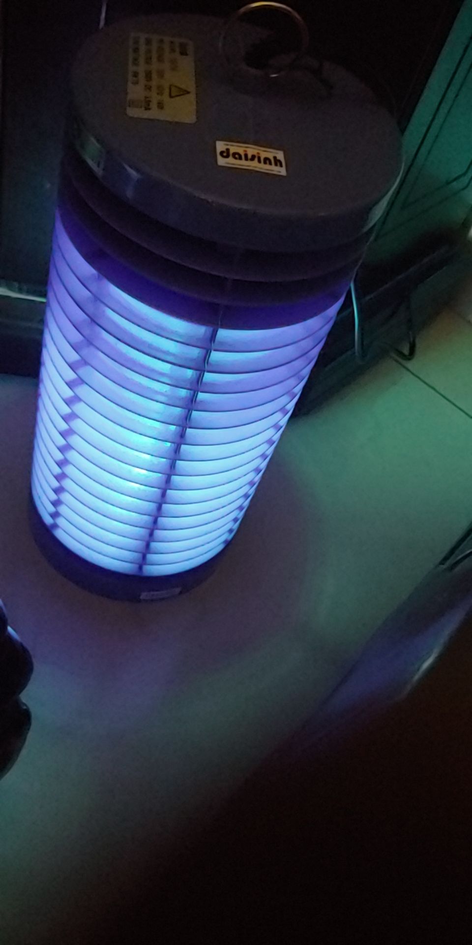 Hàng mới tem đầy đủ
khá hiệu quả trong việc bắt muỗi
nhưng đèn hơi nháy nháy ko biết tuổi thọ có cao không nữa