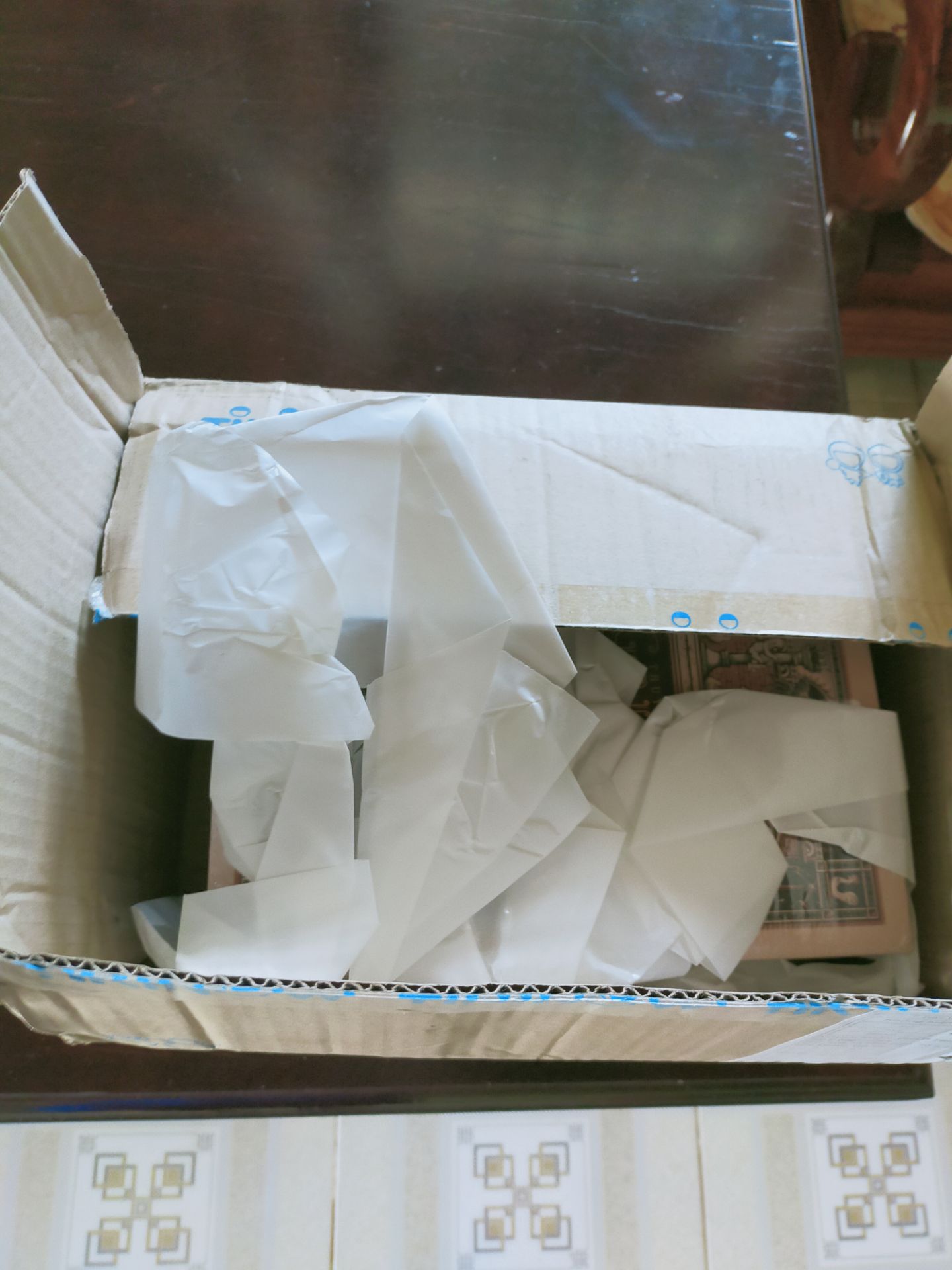 + Shop gửi hàng cực kỳ, cực kỳ nhanh chóng. Mình ở xa mà tối nay đặt, sáng mốt đã nhận được. Xin cảm ơn.
+ Bao gói rất ít, có mỗi cái thùng giấy bên ngoài, mình rất lo lắng nhưng sản phẩm không hư hại gì mấy nên vẫn khuyến khích 5 sao. Sách quý nên được bao gói kỹ càng hơn.
+ Ấn bản này đẹp từ bìa cho đến giấy, đến mực in, với những hình minh hoạ chính là điểm nhấn. "Đây là bản đầy đủ nên to rầm, bự đùng, dày cui và nặng tay nha các bạn."