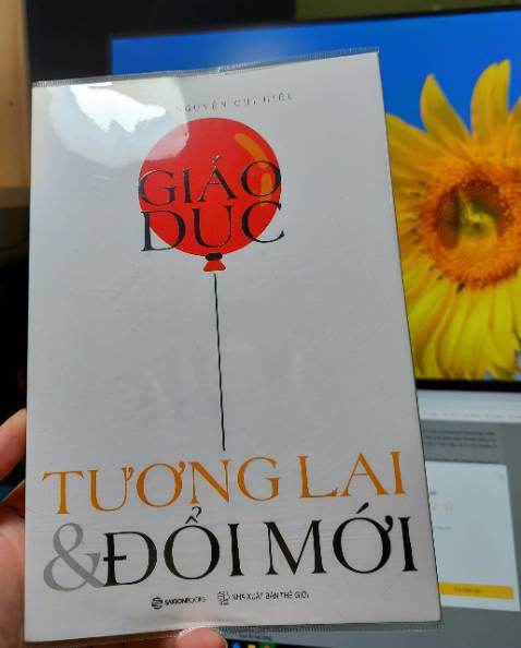 Cảm ơn tác giả Anh Nguyễn Chí Hiếu. Mong một ngày nào đó đủ duyên sẽ được gặp Anh trao đổi nhiều hơn về giáo dục. Sách rất ý nghĩa và nhiều khái niệm mới sẽ được áp dụng nhiều trong hiện tại và tương lai.
Mình rất tâm đắc câu: "Chúng ta không được từ bỏ. Vì rất nhiều học sinh đang chờ và vẫn rất cần chúng ta."