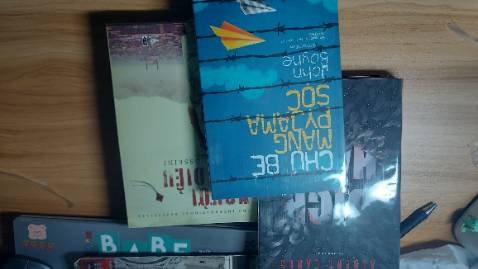 Lúc mình nhận về bìa như kiểu mới in í mn, kiểu khác hắn với mấy sách khác, nói chung là cảm giác mới cầm hơi lạ.Tiki giao nhanh hơn dự kiến 2 ngày, đóng gói thì vẫn sơ sài như mấy lần trc nhưng may là sách cũng ko có bị. Nói chung là mọi thứ ổn nha mn🫶🫶.