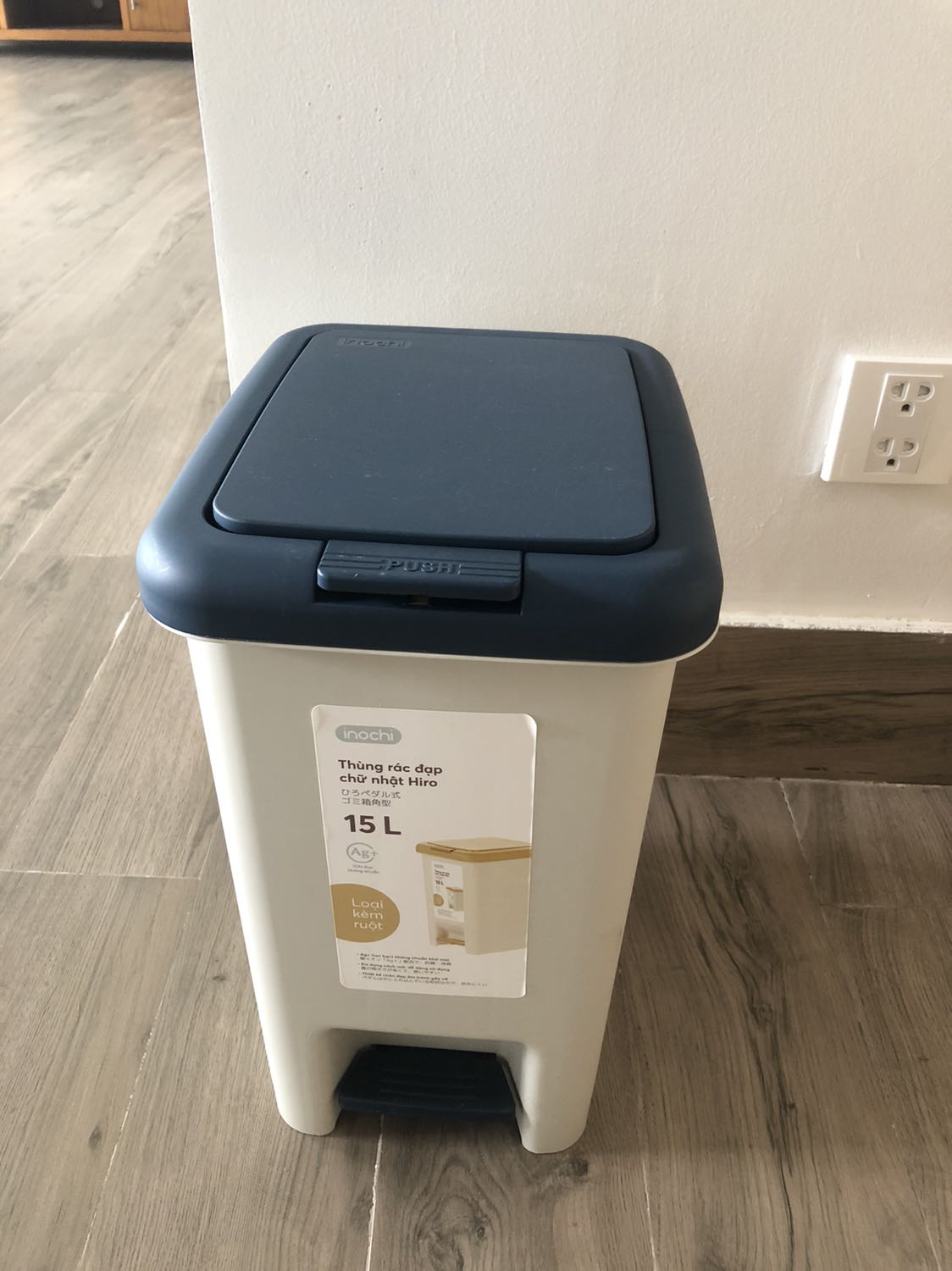 Thùng rác cứng cáp, chất liệu tốt, êm, nắp bật tay và đạp chân đều trơn tru, tiện dụng. Giá của tiki rẻ hơn siêu thị nữa.