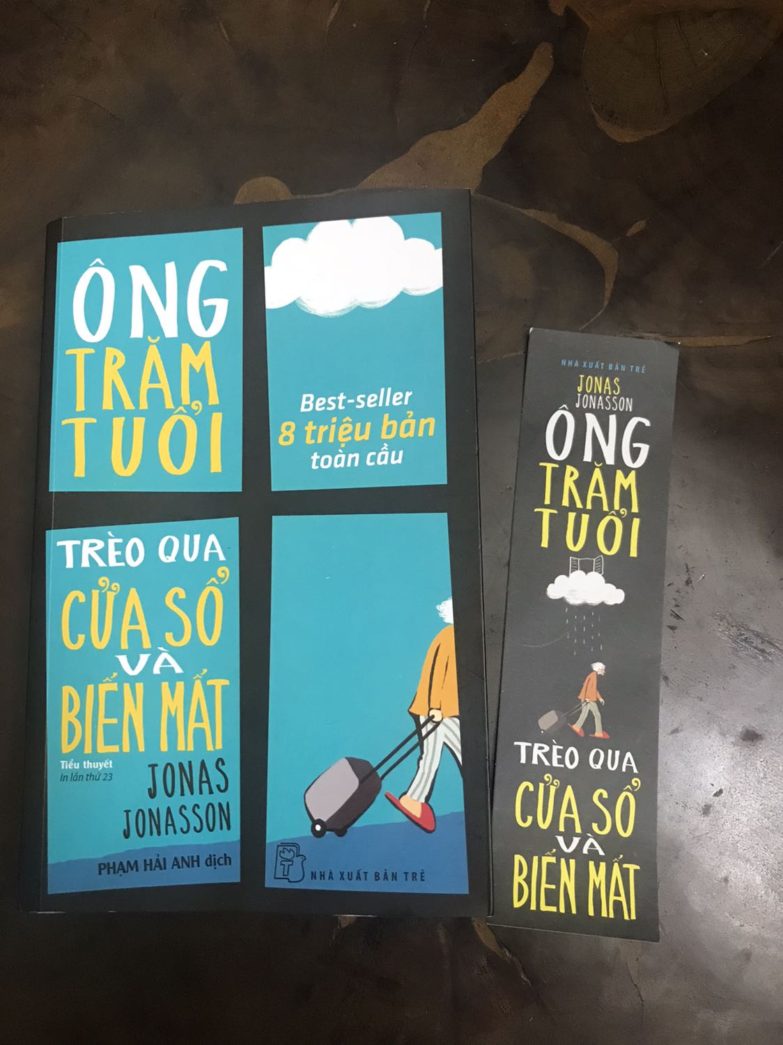 Sách về tới tay được bọc cẩn thận sạch sẽ. Dịch nên chờ hơi lâu xíu. Sách có kèm bookmark
Nội dung và thông tin rất nhiều và dồn dập, mỗi ngày mình chỉ đọc 1 chương thôi chứ không thì không nhớ nổi mình đã đọc những cái gì =))))
Chuyến phiêu lưu của nhân vật diễn ra một cách ngẫu nhiên với nhiều sự kiện và các nhân vật lịch sử, giọng văn thản nhiên và vô tư đến bất ngờ. Các đoạn đối thoại và độc thoại khá hề hước. Tuy nhiên thì đọc được nửa cuốn mình hơi nản chút (sau vẫn cố gắng đọc hết). Nói chung cũng không tệ, với mình là 7,5/10