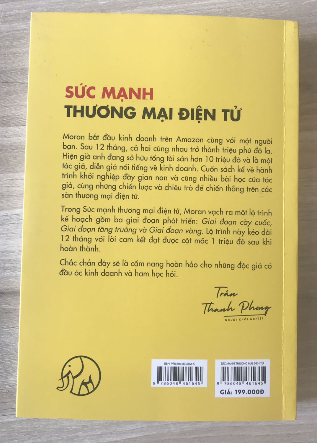 Cuốn sách hữu ích và đáng tiền mua cho những ai có dự định kinh doanh trên sàn thương mại điện tử. Mình rất thích tư duy phát triển thương hiệu mà tác giả truyền tải, đó là tập trung vào khách hàng hơn là tập trung vào sản phẩm. 
Tiki giao hàng rất nhanh, chỉ trong 1 ngày.