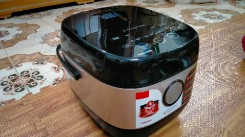 Nồi cơm được tiki giao nhanh, trước lịch hẹn, đóng gói kĩ càng nhiều lớp chống sốc. Nồi màu khá sang đẹp sạch, dung tích 1.8L lớn, nấu được nhiều cơm, thời gian nấu nhanh (khoảng 40 phút), cơm chín ngon, dẻo. Nồi nhiều chế độ nấu, được tặng thêm bộ muôi cơm, muôi canh, cốc đong, giá hấp inox không gỉ đầy đủ. Lúc đầu nấu có mùi nồi mới, nhưng sau 2-3 lần nấu thì hết mùi rồi nhé. Nhìn chung mình luôn hài lòng về dịch vụ và chất lượng mà Tiki đem lại.