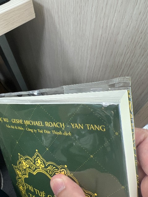 Chất lượng bọc sách của Tiki giảm sút (đây là điểm mà mình rất thích trước giờ, nhưng hiện đang không tốt). Bọc ko sát sách mà còn bị cắt.