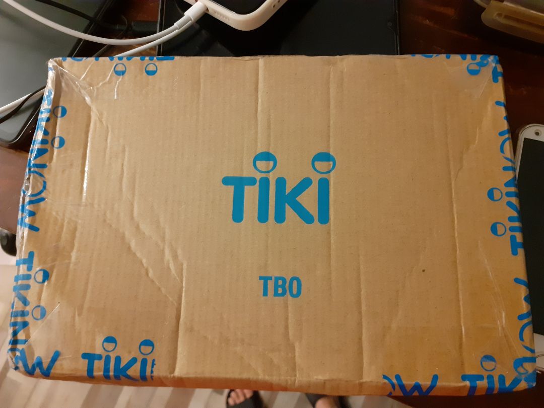 Tiki đóng gói không có tâm chút nào, k lót chống sốc thì lựa hộp nhỏ vừa khít sách đi, chứ để hộp lớn nà không lót gì cả làm sách quăn mép, trầy góc hết. Sách bị vầy nhìn tụt hết cả cảm xúc. haizz, buồn không tả...