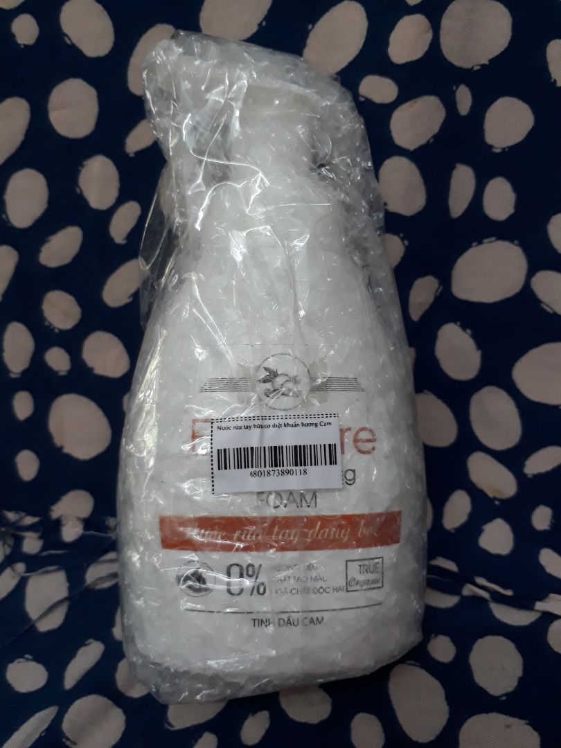 Ưu điểm:
- Mùi vỏ cam thơm dễ chịu, rửa xong tay ko ám mùi thơm hóa chất
- Dạng bọt nên tiết kiệm
- Mềm da, ko nhờn rít hay khô tay
- Ghi là organic và 100% diệt khuẩn nên cảm thấy an tâm sử dụng (trước giờ chỉ tin dùng lifebuoy or safeguard)
Khuyết điểm: muốn xịt được phải xoay vòi ngay cái khe hở, vòi ko đúng vị trí đó coi như khóa lại, ko ấn xuống được.
Tiki đóng gói kỹ mà vẫn chảy 1 ít xa bông ra ngoài.
Nhưng túm lại vận cho 5 sao.