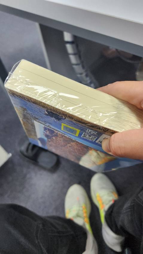 Sách đóng gói tốt. Có vỏ bìa ngoài đẹp. Do k check kỹ nên ban đầu tôi tưởng đóng gói lỗi gáy và đánh giá 1 sao. Các bạn tiki đã xử lý tình huống này rất nhanh. Tôi xin lỗi vì làm phiền các bạn. Dịch vụ xử lý sự cố tốt thật sự. 

Tôi chưa đọc 1 dòng nào trong cuốn sách nhưng sự cố nhỏ này khiến tôi thấy phải viết ra cảm xúc này.

Trân trọng cảm ơn.