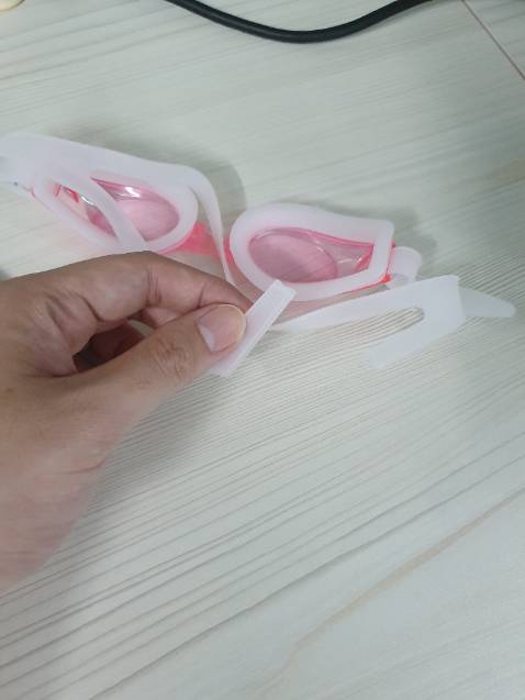 Mới lấy ra phát đứt luôn =.= May mà đứt 1 sợi thôi nên còn đeo được. Giá cao hơn các loại kính cỏ khác nhiều mà chất lượng như này thì ko ổn rồi.
Cập nhật: shop đã liên hệ và đổi cái mới cho mình. Chế độ chăm sóc khách hàng sau mua rất tốt. Mới lấy ra phát đứt luôn =.= May mà đứt 1 sợi thôi nên còn đeo được. Giá cao hơn các loại kính cỏ khác nhiều mà chất lượng như này thì ko ổn rồi.
Cập nhật: shop đã liên hệ và đổi cái mới cho mình. Chế độ chăm sóc khách hàng sau mua rất tốt.