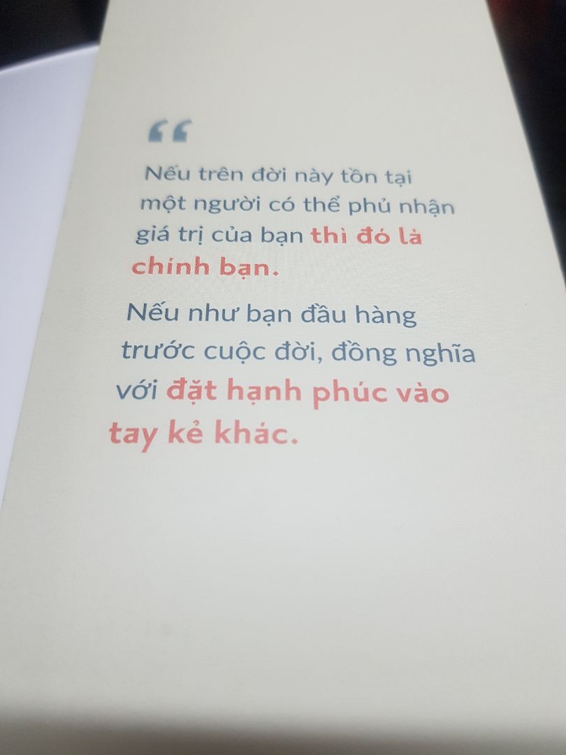 Tiki giao hàng nhanh, đóng gói cẩn thận, về mặt nội dung sách, mình chỉ mới đọc sơ, đối với cá nhân mình thì mình cảm thấy tạm được, không quá xuất sắc như mình nghĩ. Các tình huống giao tiếp chung chung như đứng trên lập trường của một người giao tiếp kém thôi chứ không phải một người đang gặp vấn đề như tựa sách đề cập