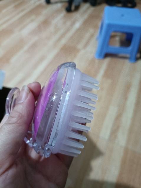 Máy rất đẹp, shop giao đúng màu mình đặt. Máy có nhiều chế độ sấy lắm nha, sức gió cực mạnh nên mình chỉ sấy lạnh. Được tặng 1 lược massage tẩy TBC khi gội đầu. Tuy ở Hà Nội ship vào Sài Gòn nhưng giao hàng khá nhanh. Điểm trừ là shop đóng gói ẩu quá, chỉ gói đúng 1 lớp chống sốc nên vỏ hộp móp méo hết cả may mà máy ko bị gì. Trừ 1*.