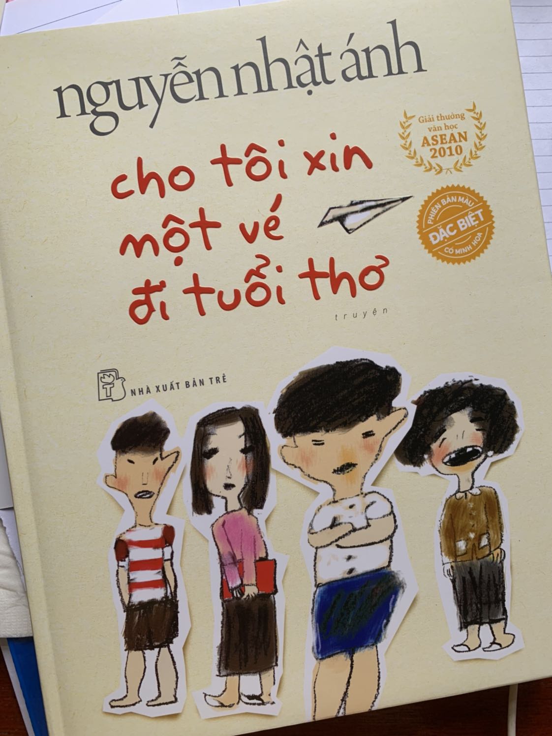 Giao hàng nhanh, mua được với giá ổn, sách đẹp, sách của bác Ánh thì nội dung khỏi bàn, cơ mà Tiki bọc thực sự ẩu, khồn có bọc chống sốc và sách mình bị xước nhẹ, nhưng may là khồn ảnh hưởng nhiều. Mong Tiki chú trọng việc bọc sách hơn