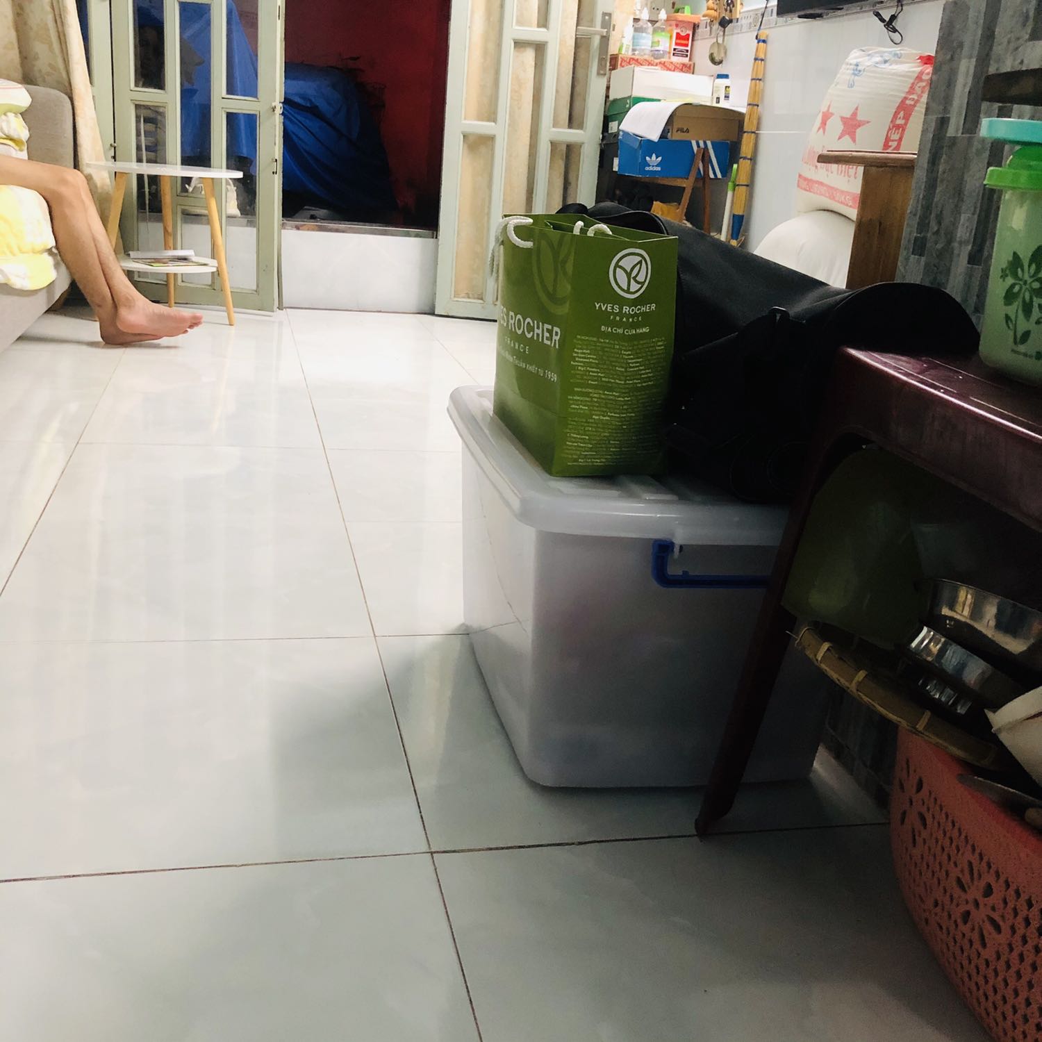 Mình nhận hàng rồi . Mặt bàn bị nứt , mình cũng không phiền hà đổi lại , mình chọn giải pháp dán keo , mình không tìm đươc clip lắp ráp bên cạnh đó mặt bàn khoan lổ không khớp với trục gỗ lệch khá xa không mắc được , bên cạnh đó xoắn ốc cho đến mắc cuối cùng thì bung gổ ra , mình có nhắn tin lại những mãi bên phía nhãn không ai trả lời . Hi hi nhưng mình không trách . Cho là các bạn bận vậy . Mình mất lòng tin . Mình nhận hàng rồi . Mặt bàn bị nứt , mình cũng không phiền hà đổi lại , mình chọn giải pháp dán keo , mình không tìm đươc clip lắp ráp bên cạnh đó mặt bàn khoan lổ không khớp với trục gỗ lệch khá xa không mắc được , bên cạnh đó xoắn ốc cho đến mắc cuối cùng thì bung gổ ra , mình có nhắn tin lại những mãi bên phía nhãn không ai trả lời . Hi hi nhưng mình không trách . Cho là các bạn bận vậy . Mình mất lòng tin .