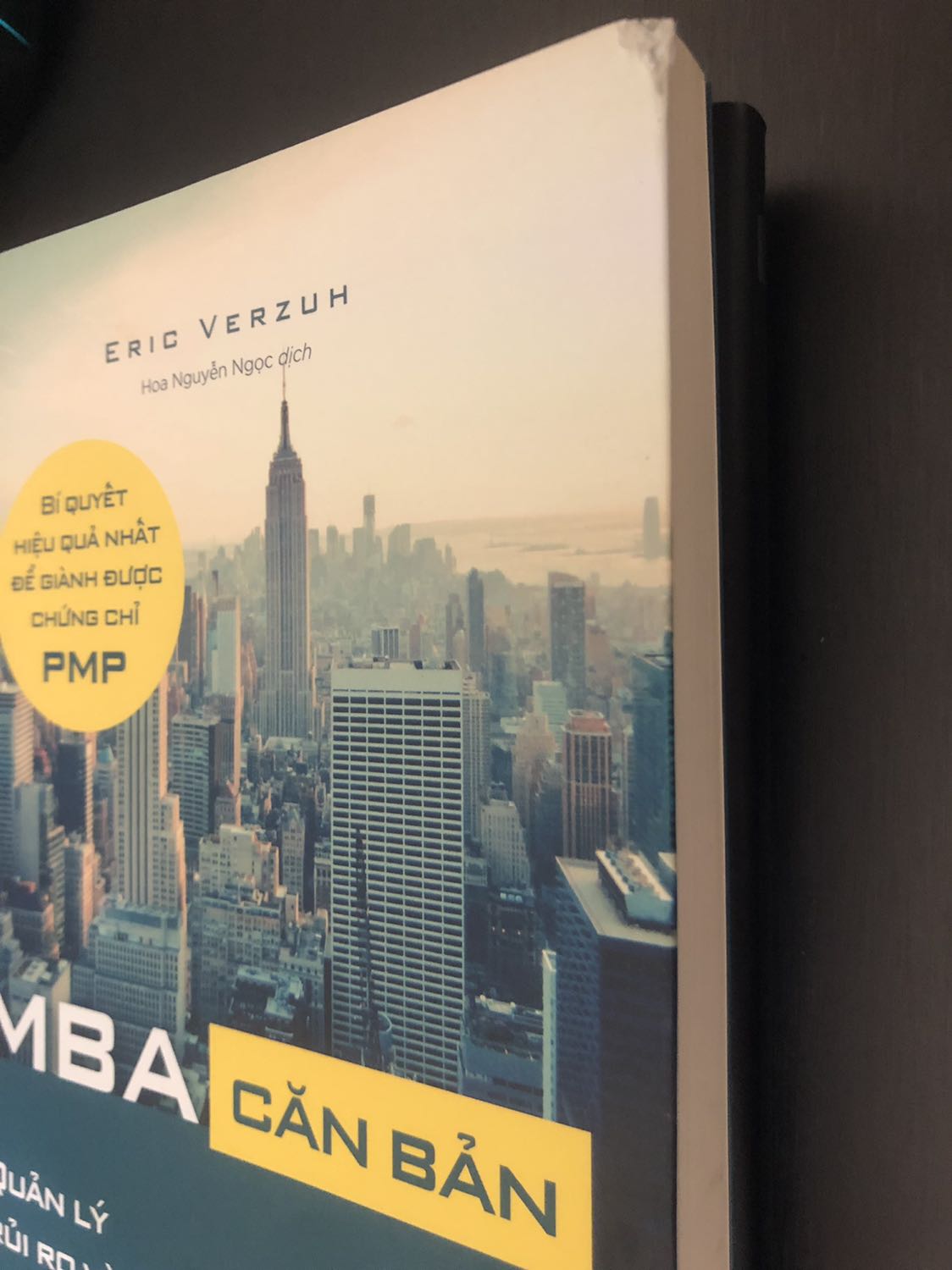 Sách hơi bị nhăn chút lỗi dư giấy nhưng đỡ tróc hơn cuốn kiaa