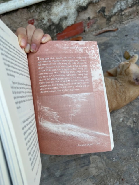 Quan điểm và nội dung mới mẻ, điện đạt dễ hiểu, chung qui khuyên con người sống thiện, tích cực, rất đáng để đọc. Thay vì đọc những quyển dạy kỹ năng, nghị lực có thể tạo áp lực hơn cho người đang căng thẳng, bế tắc thì nên đọc xen vào những đa dạng thể loại để cân bằng trong nhận thức. 

Đọc quyển này xong mình tìm về đọc lại HÀNH TRÌNH ĐẾN PHƯƠNG ĐÔNG của cùng tác giả, biết ông việt a quyển này lúc mới 24 tuổi, thật sự còn quá trẻ để thông tuệ những kiến thức trong đó. Cảm giác tin tưởng vào tác giả và cảm ơn tác giả, ekip sản xuất đã mang những quyển sách bổ ích cho cộng đồng.