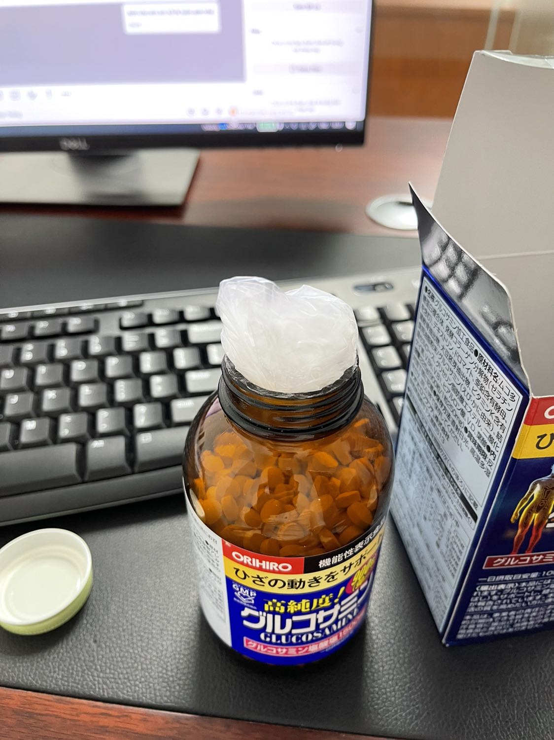 Mình chưa dùng nhưng vì tin những sp nội địa nhật, và khá tin tưởng Tiki Trading. Tuy nhiên lần này có vài điều comment:
1- Sp không có tờ hướng dẫn rời??? Một sp dùng vào cơ thể con người cần có phần thông tin, ít nhất bằng tiếng nước ngoài hoặc việt hoá. Mình thấy thông tin trên nhãn sp là chưa đủ thông tin.
2- Không có hoá đơn kèm theo, sp được nhập khẩu (có tem, nhãn nhập khẩu bởi KJ Mart VN). Mình nghĩ là 1 thiếu sót vì sp là dạng thực phẩm chức năng dùng vào cơ thể cần có sự đảm bảo cao.
3- Tiki Trading không có phần “chat” trao đổi. Rất bất tiện.