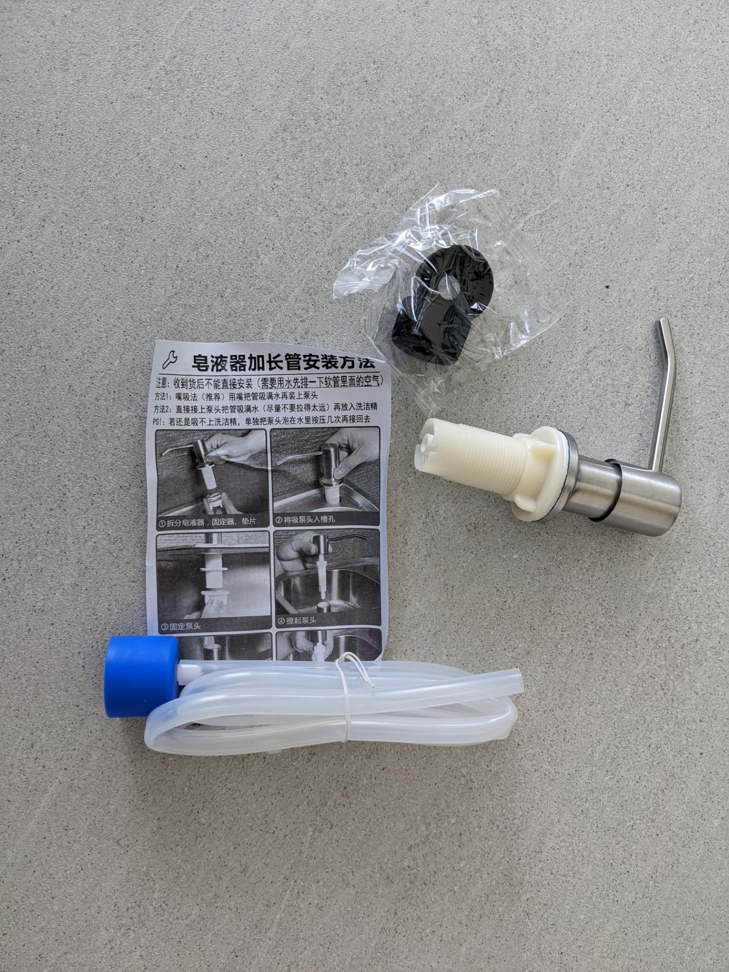 Vì có nhiều khuyến mãi nên giá trên tay là 25k. Với mức đó thì Ok, ổn áp. Phần vòi hoàn thiện tạm ổn. Nắp đi kèm chỉ đậy được chai nhỏ, như bịch kia của mình phải tự đục lỗ. Nhưng mà đục cũng dễ. Lần đầu bơm lên khá là lâu do ống dài :))