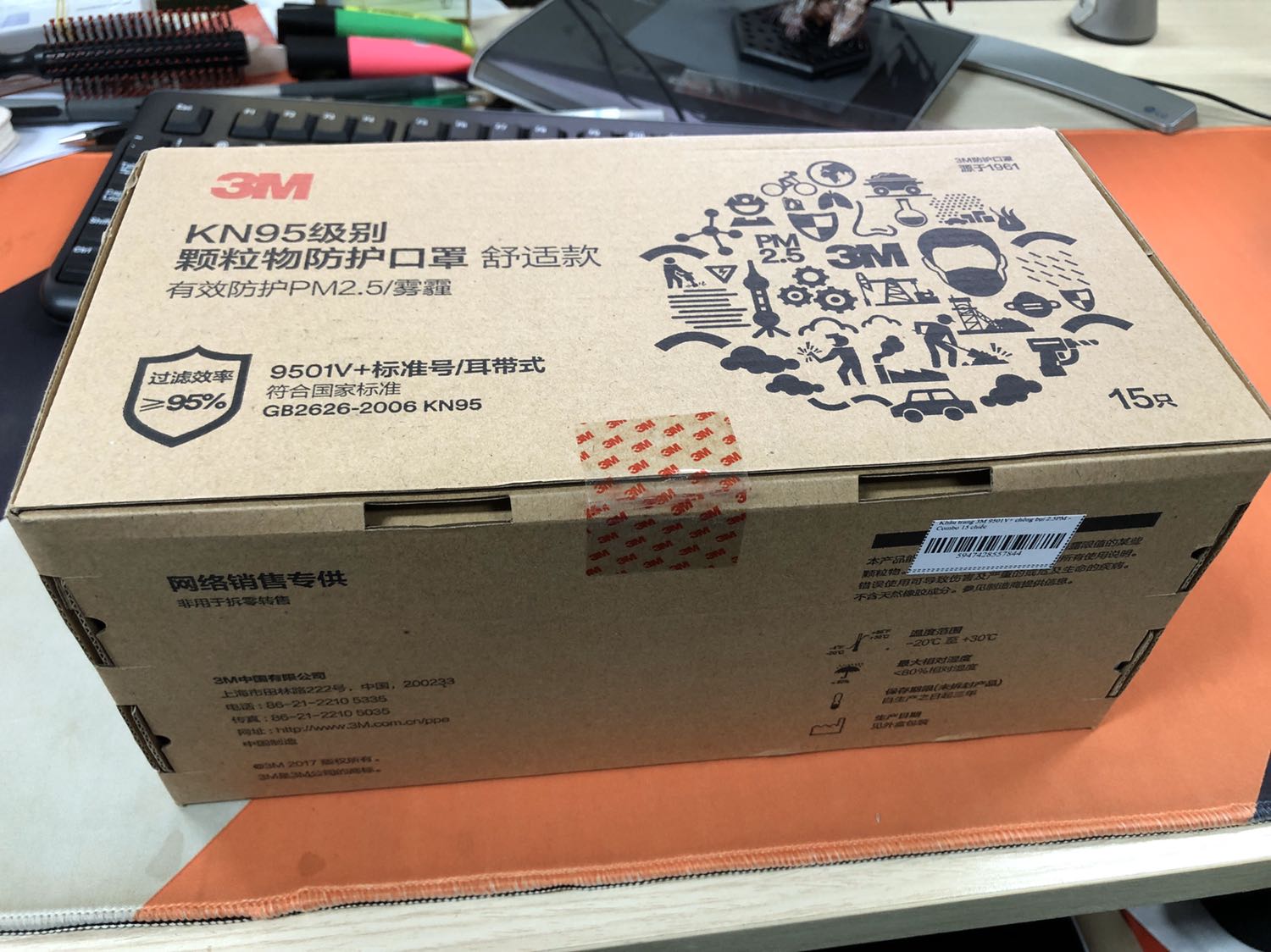 Khẩu trang đeo rất khít mặt nên lần đầu đeo sẽ thấy hơi khó chịu, hơi đau tai. Nhưng sau 1 thời gian sẽ quen sẽ ko thấy vậy nữa, bù lại do khít mặt nên hạn chế rất nhiều nụi bẩn.

Giá hơi đắt so với 1 vái khẩu trang nhưng tiền nào của nấy thôi, mình nghĩ vậy

Nhãn dán trên hộp ghi 20170920?? Date hàng bán trên tiki là hàng cũ ?? Hạn sử dụng của khẩu trang là bao lâu từ lúc sản xuất ???