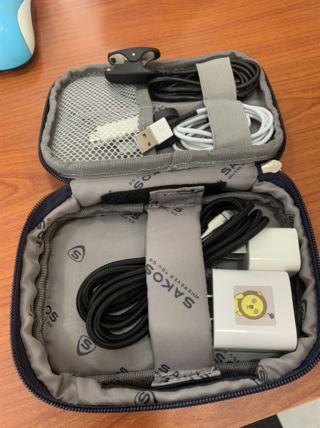 Sản phẩm xài rất thích, lớp đệm êm, khoá kéo chắc chắn, tem mác bảo hành đầy đủ, gói hàng cẩn thận. Nên mua để cất các loại dây và củ sạc

Ảnh chụp thực tế sản phẩm