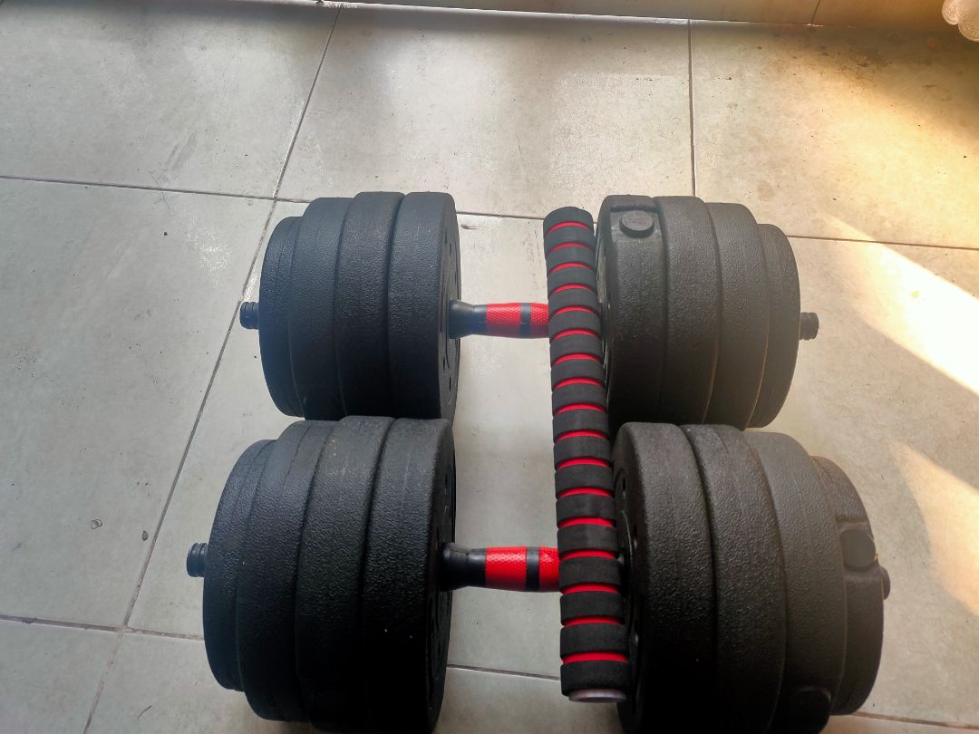 hàng cồng kềnh nên tiki giao bằng xe tải. dịch vụ tiki rất ok 10/10.

Hàng này là nhựa cả 3 cái thanh đòn đó cũng là nhựa cứng nên nếu ai tính gắn thêm cả cây dài vào thì cẩn thận gãy, còn nếu chỉ cầm tạ đơn thì mình thấy rất chắc chắn. Nếu 3 cây đòn là sắt chắc chắn hơn 1 chút thì tốt hơn